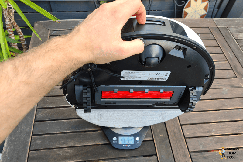 Робот-пылесос Roborock S7 Pro взвешивается на весах